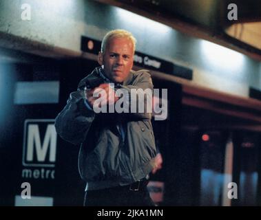 Bruce Willis film The Jackal (1997) personnages : The Jackal réalisateur : Michael Caton-Jones 14 novembre 1997 **AVERTISSEMENT** cette photographie est réservée à un usage éditorial et est protégée par le copyright de MCAUNIVERSAL et/ou du photographe désigné par le film ou la société de production et ne peut être reproduite que par des publications en liaison avec la promotion du film ci-dessus. Un crédit obligatoire à MCAUNIVERSAL est requis. Le photographe doit également être crédité lorsqu'il est connu. Aucune utilisation commerciale ne peut être accordée sans autorisation écrite de The film Company. Banque D'Images