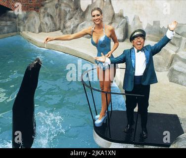 Lisa Hogan & Ronnie Corbett film : Fierce Creatures (USA/UK 1997) personnages : Sea Lion Keeper & Reggie Sea Lions Director : Fred Schepei & Robert Young 23 janvier 1997 **AVERTISSEMENT** cette photographie est destinée à un usage éditorial exclusif et est protégée par les droits d'auteur des IMAGES UNIVERSELLES et/ou du photographe attribué par la société film ou production et ne peut être reproduite que par des publications dans le cadre de la promotion du film ci-dessus. Un crédit obligatoire pour LES PHOTOS UNIVERSELLES est requis. Le photographe doit également être crédité lorsqu'il est connu. Aucune utilisation commerciale ne peut être accordée sans autorisation écrite de Banque D'Images