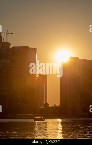 Bateau-taxi transportant des touristes du port de Toronto à l'île de Toronto, éclairé par le soleil levant Banque D'Images