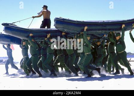 Film de forage d'entraînement de Navy SEALs : G.I. Jane; GI Jane (1997) Directrice : Ridley Scott 01 avril 1997 **AVERTISSEMENT** cette photographie est à usage éditorial exclusif et est le copyright des IMAGES HOLLYWOODIENNES et/ou le photographe assigné par la Société de film ou de production et ne peut être reproduite que par des publications en conjonction avec la promotion du film ci-dessus. Un crédit obligatoire pour LES PHOTOS HOLLYWOOD est requis. Le photographe doit également être crédité lorsqu'il est connu. Aucune utilisation commerciale ne peut être accordée sans l'autorisation écrite de la Société du film. Banque D'Images