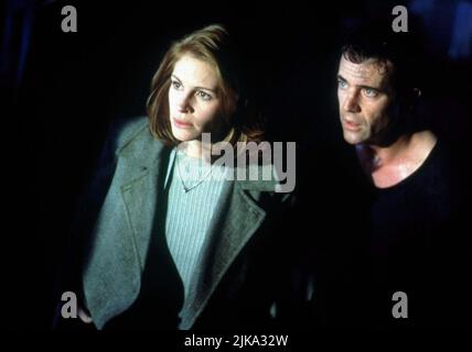 Julia Roberts & Mel Gibson film: Conspiration Theory (USA 1997) personnages: Alice Sutton & Jerry Fletcher Directeur: Richard donner 04 août 1997 **AVERTISSEMENT** cette photographie est à usage éditorial exclusif et est le copyright de WARNER BROS. Et/ou le photographe assigné par la Société du film ou de la production et ne peut être reproduite que par des publications dans le cadre de la promotion du film ci-dessus. Un crédit obligatoire pour WARNER BROS est requis. Le photographe doit également être crédité lorsqu'il est connu. Aucune utilisation commerciale ne peut être accordée sans l'autorisation écrite de la Société du film. Banque D'Images