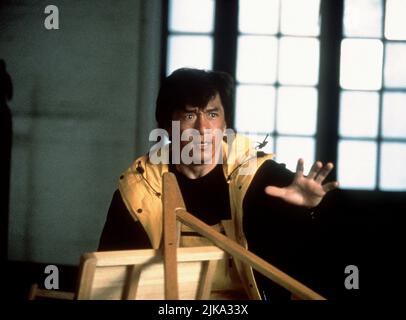 Jackie Chan film: Jackie Chan'S First Strike (Ging chaat goo si 4: JI gaan daan yam Mo) personnages: Insp. Chan Ka Kui HK 1996, Directeur : Stanley Tong 10 février 1996 **AVERTISSEMENT** cette photographie est à usage éditorial exclusif et est le droit d'auteur de GOLDEN HARVEST COMPANY et/ou du photographe assigné par la Société de film ou de production et ne peut être reproduite que par des publications dans le cadre de la promotion du film ci-dessus. Un crédit obligatoire pour LA SOCIÉTÉ GOLDEN HARVEST est requis. Le photographe doit également être crédité lorsqu'il est connu. Aucune utilisation commerciale ne peut être accordée sans auteur écrit Banque D'Images