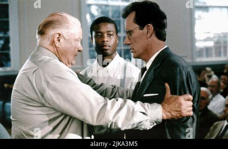 Clifton James, Charles Mattocks & James Woods film : The Summer of Ben Tyler (1996) personnages : Chief Sam Thompkins, Ben Tyler & Temple Rayburn Directeur : Arthur Allan Seidelman 15 décembre 1996 **AVERTISSEMENT** cette photographie est à usage éditorial exclusif et est le droit d'auteur de MARQUE DE DIVERTISSEMENT et/ou le photographe assigné par la Société de film ou de production et ne peut être reproduite que par des publications dans le cadre de la promotion du film ci-dessus. Un crédit obligatoire pour LES DIVERTISSEMENTS EST requis. Le photographe doit également être crédité lorsqu'il est connu. Aucune utilisation commerciale ne peut être accordée Banque D'Images