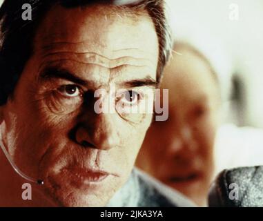 Tommy Lee Jones film: Volcano (USA 1997) personnages: Mike Roark Directeur: Mick Jackson 25 avril 1997 **AVERTISSEMENT** cette photographie est à usage éditorial exclusif et est le droit d'auteur de 20th CENTURY FOX et/ou le photographe assigné par la Société de film ou de production et ne peut être reproduite que par des publications dans le cadre de la promotion du film ci-dessus. Un crédit obligatoire à 20th CENTURY FOX est requis. Le photographe doit également être crédité lorsqu'il est connu. Aucune utilisation commerciale ne peut être accordée sans l'autorisation écrite de la Société du film. Banque D'Images