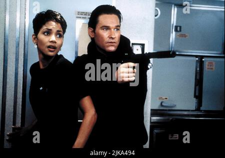 Halle Berry & Kurt Russell film: Executive Decision (USA 1996) personnages: Jean, agent de vol et Dr. David Grant Directeur: Stuart Baird 15 mars 1996 **AVERTISSEMENT** cette photographie est à usage éditorial exclusif et est le copyright de WARNER BROS. Et/ou le photographe assigné par la Société du film ou de la production et ne peut être reproduite que par des publications dans le cadre de la promotion du film ci-dessus. Un crédit obligatoire pour WARNER BROS est requis. Le photographe doit également être crédité lorsqu'il est connu. Aucune utilisation commerciale ne peut être accordée sans l'autorisation écrite de la Société du film. Banque D'Images