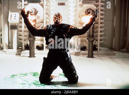 Michael Jai White film: Spawn (1995) personnages: Al Simmons Directeur: Mark A.Z. Dippe 01 août 1997 **AVERTISSEMENT** cette photographie est destinée à un usage éditorial exclusif et est le droit d'auteur d'UNE NOUVELLE LIGNE et/ou du photographe assigné par la Société de film ou de production et ne peut être reproduite que par des publications en conjonction avec la promotion du film ci-dessus. Un crédit obligatoire pour LA NOUVELLE LIGNE est requis. Le photographe doit également être crédité lorsqu'il est connu. Aucune utilisation commerciale ne peut être accordée sans l'autorisation écrite de la Société du film. Banque D'Images