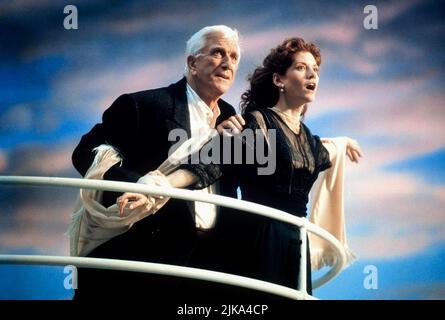 Leslie Nielsen & Melinda McGraw film: Injustement accusé (1997) personnages: Ryan Harrison & Cass Lake Directeur: Pat Proft 23 juillet 1998 **AVERTISSEMENT** cette photographie est à usage éditorial exclusif et est le copyright de WARNER BROS et/ou le photographe assigné par la Société de film ou de production et ne peut être reproduite que par des publications dans le cadre de la promotion du film ci-dessus. Un crédit obligatoire pour WARNER BROS est requis. Le photographe doit également être crédité lorsqu'il est connu. Aucune utilisation commerciale ne peut être accordée sans l'autorisation écrite de la Société du film. Banque D'Images