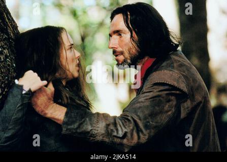 Winona Ryder & Daniel Day Lewis film: The Crucible (1996) personnages: Abigail Williams & Director: Nicholas Hytner 27 novembre 1996 **AVERTISSEMENT** cette photographie est à usage éditorial exclusif et est le droit d'auteur de 20th CENTURY FOX et/ou le photographe assigné par la Société de film ou de production et ne peut être reproduite que par des publications dans le cadre de la promotion du film ci-dessus. Un crédit obligatoire à 20th CENTURY FOX est requis. Le photographe doit également être crédité lorsqu'il est connu. Aucune utilisation commerciale ne peut être accordée sans l'autorisation écrite de la Société du film. Banque D'Images