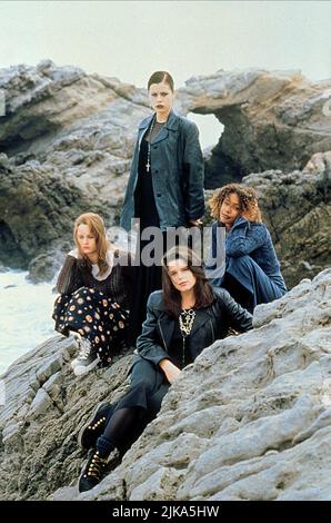 Robin Tunney, Neve Campbell, Fairuza balk, Rachel True film: The Craft (USA 1996) personnages: Sarah Bailey,Bonnie,Nancy Downs,Rochelle Directeur: Andrew Fleming 03 mai 1996 **AVERTISSEMENT** cette photographie est destinée à un usage éditorial seulement et est le droit d'auteur de COLUMBIA et/ou le photographe assigné par la Société de film ou de production et ne peut être reproduite que par des publications en conjonction avec la promotion du film ci-dessus. Un crédit obligatoire pour LA COLOMBIE est requis. Le photographe doit également être crédité lorsqu'il est connu. Aucune utilisation commerciale ne peut être accordée sans l'autorisation écrite de film Comla Banque D'Images