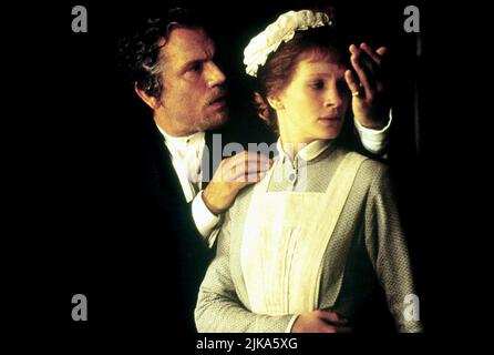 John Malkovich & Julia Roberts film : Mary Reilly (1995) personnages : Dr. Henry Jekyll & Mary Reilly Directeur : Stephen Frears 23 février 1996 **AVERTISSEMENT** cette photographie est à usage éditorial exclusif et est le copyright de TRISTAR et/ou le photographe assigné par la Société de film ou de production et ne peut être reproduite que par des publications dans le cadre de la promotion du film ci-dessus. Un crédit obligatoire pour TRISTAR est requis. Le photographe doit également être crédité lorsqu'il est connu. Aucune utilisation commerciale ne peut être accordée sans l'autorisation écrite de la Société du film. Banque D'Images