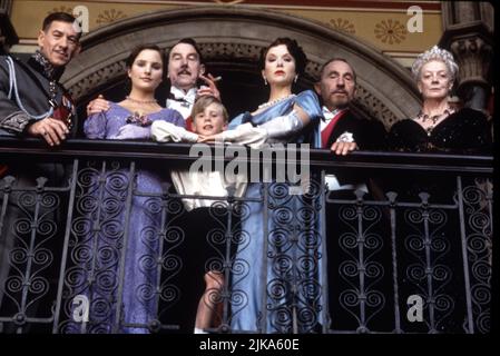 Sir Ian McKellen, Kate Steavenson-Payne, Matthew Groom, Annette Bening, Nigel Hawthorne & Maggie Smith film: Richard III (Royaume-Uni/USA 1995) personnages: Princesse Elizabeth, jeune prince, reine Elizabeth, épouse d'Edward IV, George, duc de Clarence & Duchess of York Directeur: Richard Loncraine 20 août 1995 **AVERTISSEMENT** cette photographie est à usage éditorial exclusif et est le droit d'auteur des ARTISTES UNIS et/ou du photographe assigné par la Société de film ou de production et ne peut être reproduite que par des publications dans le cadre de la promotion du film ci-dessus. Un crédit obligatoire pour LES ARTISTES UNIS est Banque D'Images