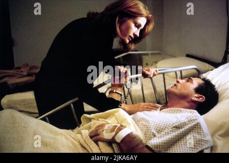 Julia Roberts & Mel Gibson film: Conspiration Theory (USA 1997) personnages: Alice Sutton & Jerry Fletcher Directeur: Richard donner 04 août 1997 **AVERTISSEMENT** cette photographie est à usage éditorial exclusif et est le copyright de WARNER BROS. Et/ou le photographe assigné par la Société du film ou de la production et ne peut être reproduite que par des publications dans le cadre de la promotion du film ci-dessus. Un crédit obligatoire pour WARNER BROS est requis. Le photographe doit également être crédité lorsqu'il est connu. Aucune utilisation commerciale ne peut être accordée sans l'autorisation écrite de la Société du film. Banque D'Images