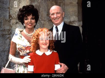 Joan Collins, George Hearn & Ashley Johnson film: Annie: A Royal Adventure (1995) personnages: Lady Edwina Hogbottom,Oliver 'Daddy' Warbucks & Annie Directeur: Ian Toynton 18 novembre 1995 **AVERTISSEMENT** cette photographie est à usage éditorial exclusif et est le copyright de TRISTAR et/ou le photographe assigné par la Société de film ou de production et ne peut être reproduite que par des publications dans le cadre de la promotion du film ci-dessus. Un crédit obligatoire pour TRISTAR est requis. Le photographe doit également être crédité lorsqu'il est connu. Aucune utilisation commerciale ne peut être accordée sans l'autorisation écrite de t Banque D'Images