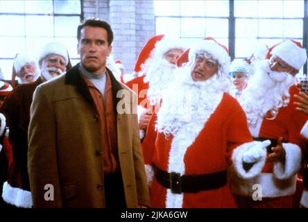 Arnold Schwarzenegger & James Belushi film: Jingle All the Way (USA 1996) personnages: Howard Langston, Mall Santa Director: Brian Levant 16 novembre 1996 **AVERTISSEMENT** cette photographie est à usage éditorial exclusif et est le droit d'auteur de 20th CENTURY FOX et/ou le photographe assigné par la Société de film ou de production et ne peut être reproduite que par des publications en conjonction avec la promotion du film ci-dessus. Un crédit obligatoire à 20th CENTURY FOX est requis. Le photographe doit également être crédité lorsqu'il est connu. Aucune utilisation commerciale ne peut être accordée sans l'autorisation écrite de la Société du film Banque D'Images