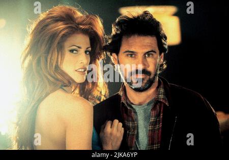 Angie Everhart & Dennis Miller film: Bordello of Blood; Tales from the Crypt présente Bordello of Blood (USA 1996) personnages: Lillith & Rafe Guttman Directeur: Gilbert Adler 16 août 1996 **AVERTISSEMENT** cette photographie est à usage éditorial exclusif et est le droit d'auteur d'UNIVERSAL CITY STUDIOS et/ou du photographe assigné par la Société de film ou de production et ne peut être reproduite que par des publications dans le cadre de la promotion du film ci-dessus. Un crédit obligatoire pour UNIVERSAL CITY STUDIOS est requis. Le photographe doit également être crédité lorsqu'il est connu. Aucune utilisation commerciale ne peut être accordée Banque D'Images