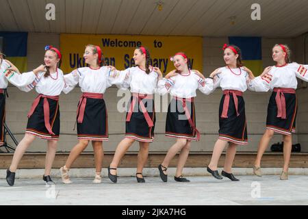 Pottsville, États-Unis. 31st juillet 2022. Les membres de l'ensemble folklorique ukrainien Kazka se sont produits lors de la Journée annuelle du Séminaire ukrainien 88th. L'événement est parrainé par les 12 paroisses du Protopresbytère d'Anthracite du Sud de l'Archeparchy catholique d'Ukraine de Philadelphie. L'argent recueilli lors de l'événement va soutenir le séminaire catholique ukrainien St. Josaphat à Washington, DC. Crédit : SOPA Images Limited/Alamy Live News Banque D'Images