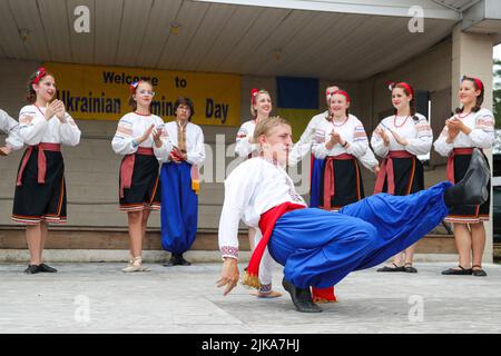 Pottsville, États-Unis. 31st juillet 2022. Les membres de l'ensemble folklorique ukrainien Kazka dansent lors de la Journée annuelle du Séminaire ukrainien 88th. L'événement est parrainé par les 12 paroisses du Protopresbytère d'Anthracite du Sud de l'Archeparchy catholique d'Ukraine de Philadelphie. L'argent recueilli lors de l'événement va soutenir le séminaire catholique ukrainien St. Josaphat à Washington, DC. Crédit : SOPA Images Limited/Alamy Live News Banque D'Images