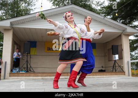 Pottsville, États-Unis. 31st juillet 2022. Les membres de l'ensemble folklorique ukrainien Kazka dansent lors de la Journée annuelle du Séminaire ukrainien 88th. L'événement est parrainé par les 12 paroisses du Protopresbytère d'Anthracite du Sud de l'Archeparchy catholique d'Ukraine de Philadelphie. L'argent recueilli lors de l'événement va soutenir le séminaire catholique ukrainien St. Josaphat à Washington, DC. Crédit : SOPA Images Limited/Alamy Live News Banque D'Images