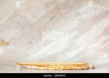 Podium en bois de bouleau pour cosmétiques ou parfums sur fond de marbre Banque D'Images