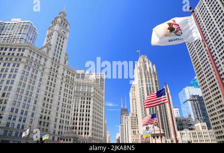 Wrigley Building et Tribune Tower sur Michigan Avenue, avec au premier plan sur le drapeau de l'Illinois à Chicago, USA Banque D'Images