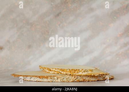 Podium en bois de bouleau pour cosmétiques ou parfums sur fond de marbre Banque D'Images