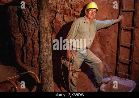 Grahame McMahon, un ecclésiaste anglican à la retraite, maintenant un mineur opal souterrain dans sa mine à Lightning Ridge Banque D'Images