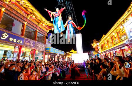 ZHANGYE, CHINE - le 31 JUILLET 2022 - les touristes profitent d'un spectacle de danse volante dans la région touristique historique et culturelle de Ganquan, dans la ville de Zhangye, au nord du pays Banque D'Images