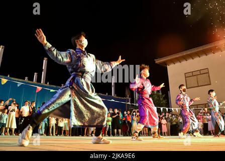 ZHANGYE, CHINE - 31 JUILLET 2022 - les gens enseignent aux touristes la danse de Guozhuang dans la ville touristique culturelle de Danxiakou dans la ville de Zhangye, dans le nord-ouest de la Chine Gansu pro Banque D'Images