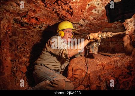 Grahame McMahon, un ecclésiaste anglican à la retraite, maintenant un mineur opal souterrain dans sa mine à Lightning Ridge Banque D'Images