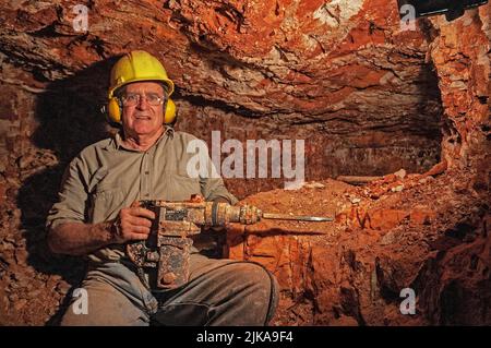 Grahame McMahon, un ecclésiaste anglican à la retraite, maintenant un mineur opal souterrain dans sa mine à Lightning Ridge Banque D'Images