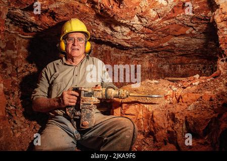 Grahame McMahon, un ecclésiaste anglican à la retraite, maintenant un mineur opal souterrain dans sa mine à Lightning Ridge Banque D'Images