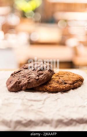 Délicieux petits gâteaux au chocolat et au miel dans un bar du restaurant. Petit déjeuner Banque D'Images