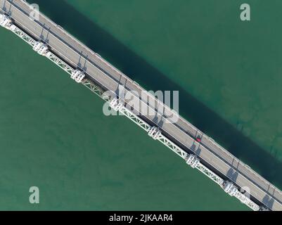 Vue aérienne en haut et en bas de la barrière Oosterschelde, barrière antitempête et route à proximité. Le système de défense contre les inondations de Delta Works, aux pays-Bas Banque D'Images