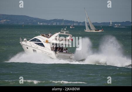 The Solent, sud de l'Angleterre, Royaume-Uni. 2022. Bateau de moteur de luxe en cours traverse le Solent en direction de l'île de Wight, Royaume-Uni Banque D'Images