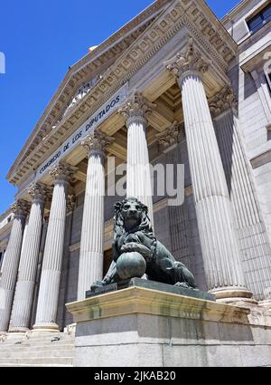 Les Lions du Congrès des députés ou du Congreso de los Diputados,à la Plaza de las Cortes,la chambre basse du Parlement espagnol.Madrid Espagne.(fabriqué par Ponciano Ponzano y Gascón (1813 – 1877) un sculpteur.) Banque D'Images