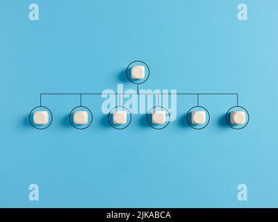 Organigramme hiérarchique de la société vierge de cubes en bois sur fond bleu. Gestion des ressources humaines et concept d'entreprise Banque D'Images