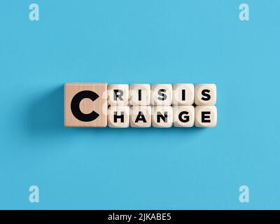 Transformer la crise en une chance pour un concept de changement. Les mots crise et changement sur des cubes en bois. Banque D'Images