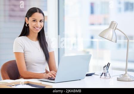 Je n'ai jamais été plus déterminée à réussir. Une jeune femme d'affaires utilisant son ordinateur portable au travail. Banque D'Images