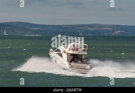 The Solent, sud de l'Angleterre, Royaume-Uni. 2022. Bateau de moteur de luxe en cours de traversée du Solent vers l'île de Wight, Royaume-Uni Banque D'Images