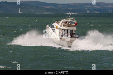 The Solent, sud de l'Angleterre, Royaume-Uni. 2022. Bateau de moteur de luxe en cours de traversée du Solent vers l'île de Wight, Royaume-Uni Banque D'Images