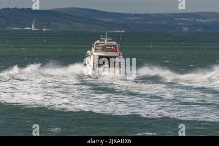 The Solent, sud de l'Angleterre, Royaume-Uni. 2022. Bateau de moteur de luxe en cours de traversée du Solent vers l'île de Wight, Royaume-Uni Banque D'Images