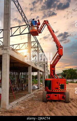 Plate-forme aérienne pour les travailleurs qui travaillent en hauteur dans les bâtiments. Machine de construction. Banque D'Images