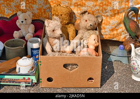 Heidelberg, Allemagne - août 2022 : boîte avec vieux ours en peluche et poupée au marché aux puces Banque D'Images