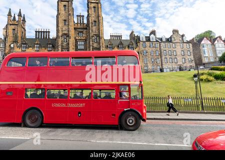 Bus touristique à impériale rouge d'Édimbourg, près de la Mound dans le centre-ville, Edimbourg, Ecosse, Royaume-Uni, été 2022 Banque D'Images