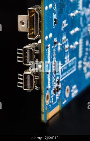 Connecteurs HDMI, DP sur la carte graphique de l'ordinateur sur fond noir Banque D'Images