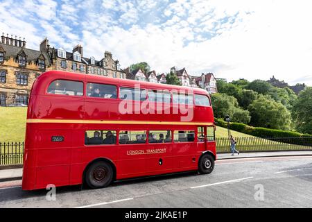 Bus touristique à impériale rouge d'Édimbourg, près de la Mound dans le centre-ville, Edimbourg, Ecosse, Royaume-Uni, été 2022 Banque D'Images