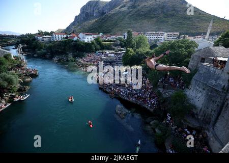 (220801) -- SARAJEVO, le 1 août 2022 (Xinhua) -- Un homme plonge au large du vieux pont lors d'une compétition traditionnelle de plongée à Mostar, en Bosnie-Herzégovine, le mois de juillet. 31, 2022. La compétition de plongée traditionnelle de 456th du Vieux Pont a eu lieu dimanche à Mostar. Au total, 31 cavaliers ont participé à l'événement. (Photo de Nedim Grabovica/Xinhua) Banque D'Images