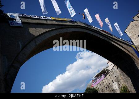 (220801) -- SARAJEVO, le 1 août 2022 (Xinhua) -- Un homme plonge au large du vieux pont lors d'une compétition traditionnelle de plongée à Mostar, en Bosnie-Herzégovine, le mois de juillet. 31, 2022. La compétition de plongée traditionnelle de 456th du Vieux Pont a eu lieu dimanche à Mostar. Au total, 31 cavaliers ont participé à l'événement. (Photo de Nedim Grabovica/Xinhua) Banque D'Images