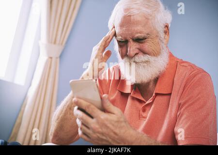 Portrait d'un homme âgé frustré tenant un smartphone dans la main Banque D'Images