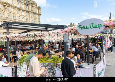 Festival Village Edinburgh tenu sur le toit du centre commercial Waverley à côté de l'hôtel Balmoral, nourriture, musique, boissons et gin, centre-ville d'Edimbourg, Ecosse 2022 Banque D'Images